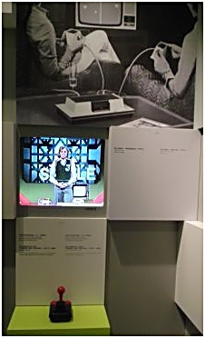 Thomas Gottschalk präsentiert in einem Video das Spiel Pong im Computerspielemuseum Berlin Computerspielemuseum Berlin